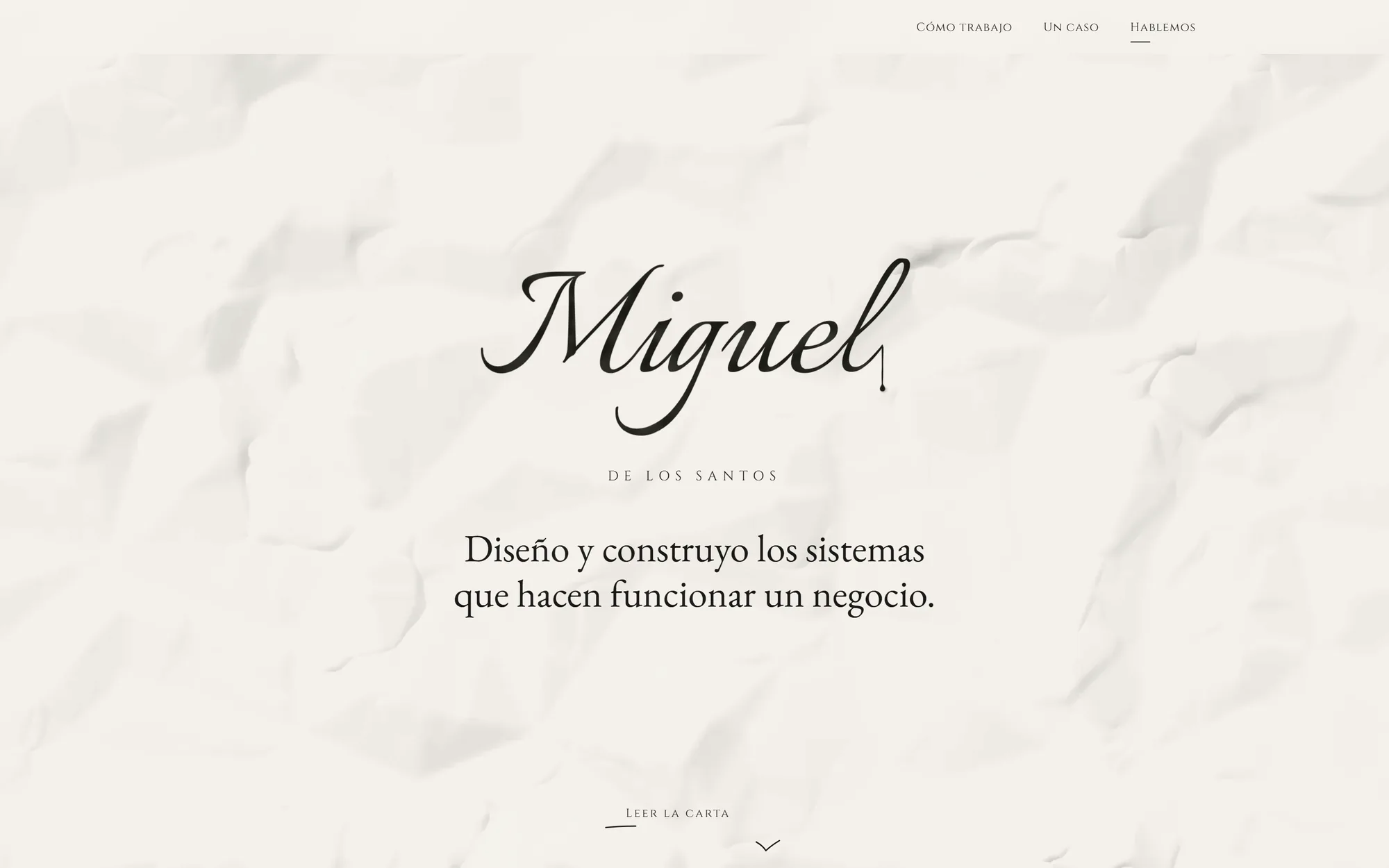 La primera portada: la firma Miguel en cursiva sobre papel crema arrugado y la frase Diseño y construyo los sistemas que hacen funcionar un negocio.