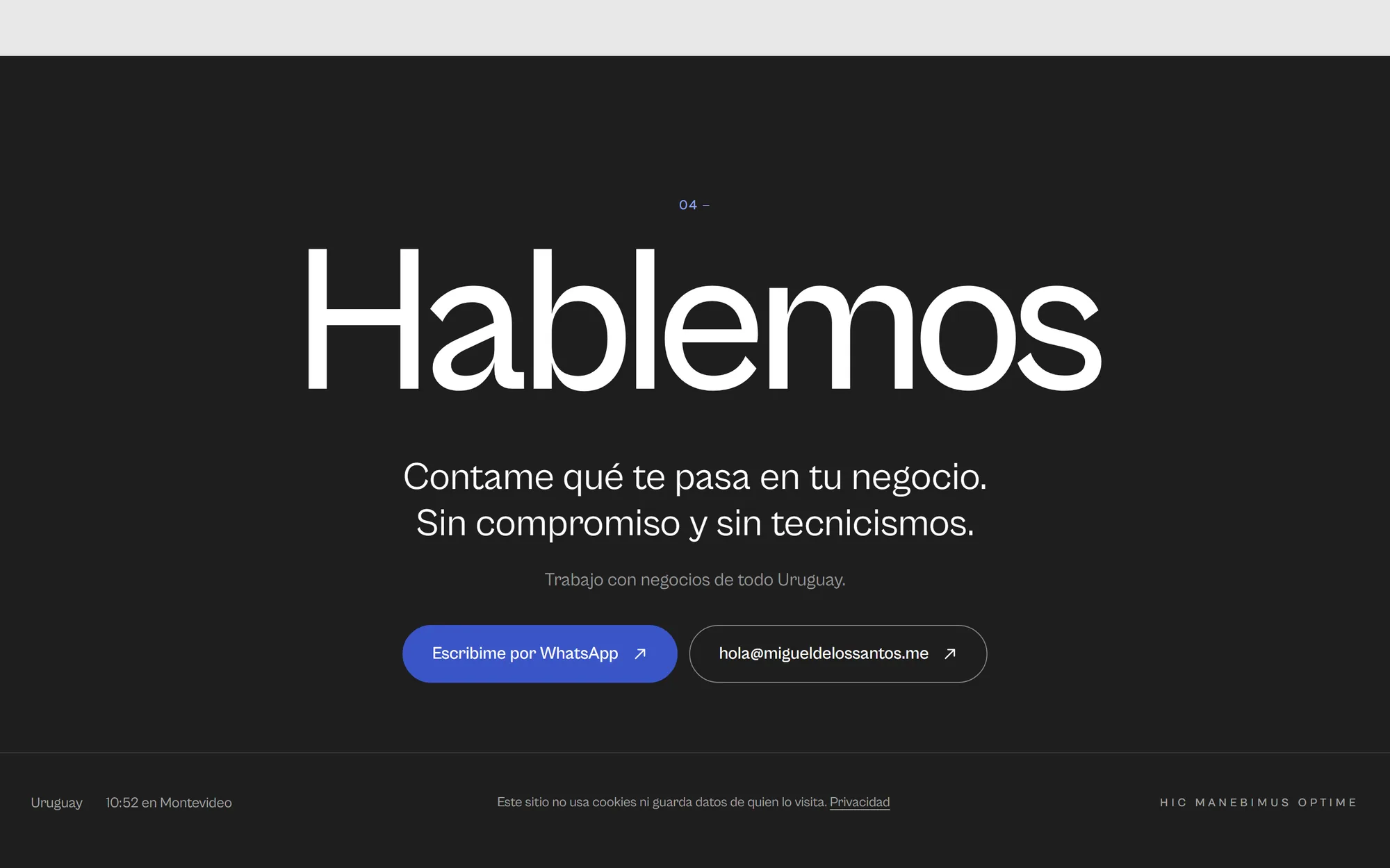 El cierre del sitio en negro: Hablemos en letras gigantes y los botones de WhatsApp y mail.
